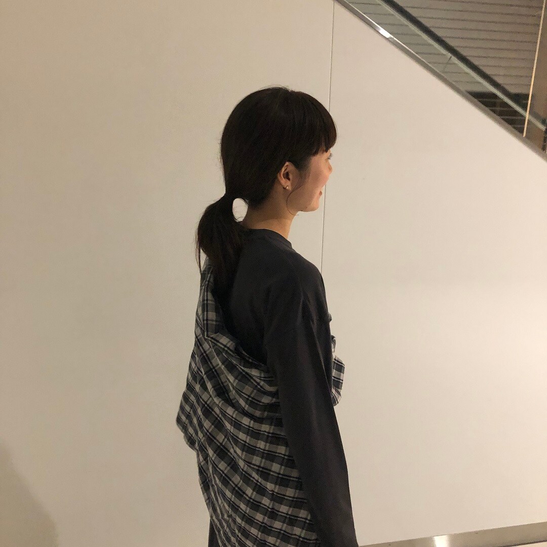 シャツをたすき掛けにしています