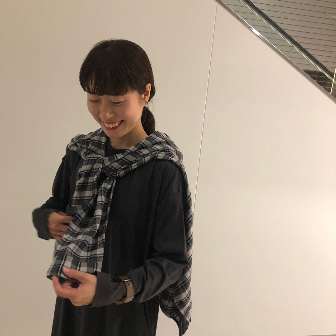 シャツを肩にかけています