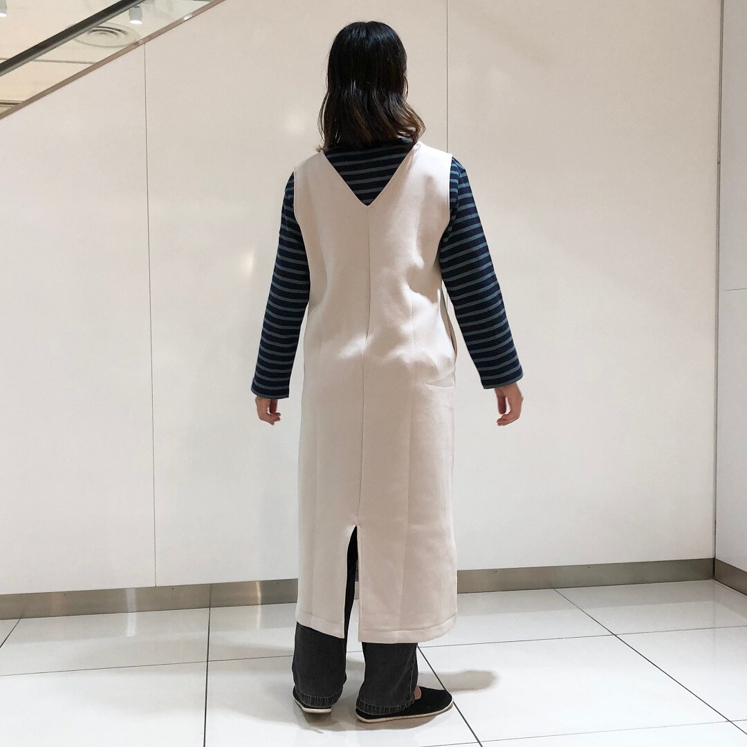 二重編みスウェットジャンパースカートのコーディネート背面です