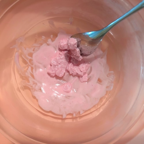 ストロベリーチョコを溶かしている画像