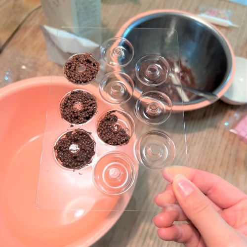 チョコレートを型に流し込んだ画像