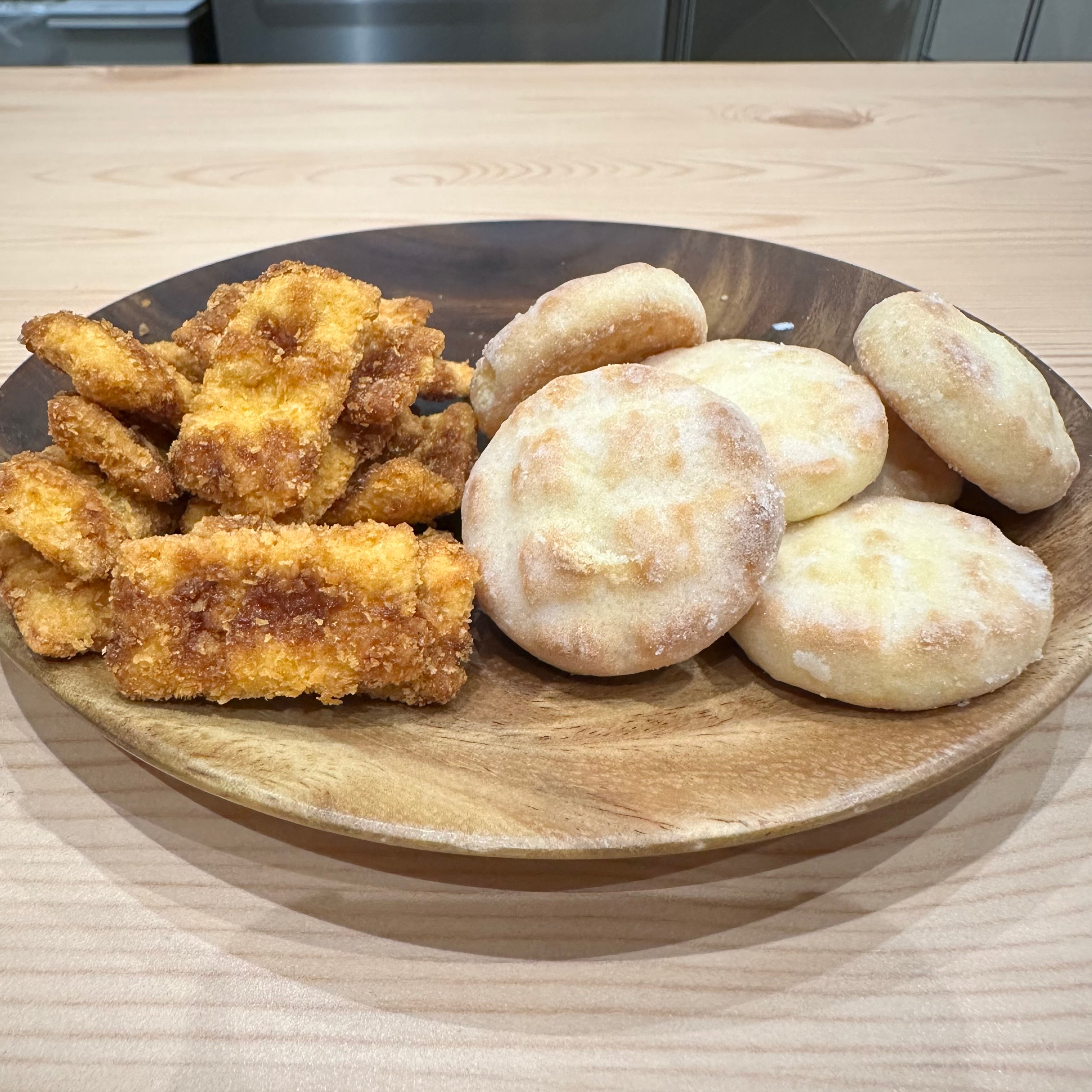 さかなのソースカツとメロンパン風ビスケット