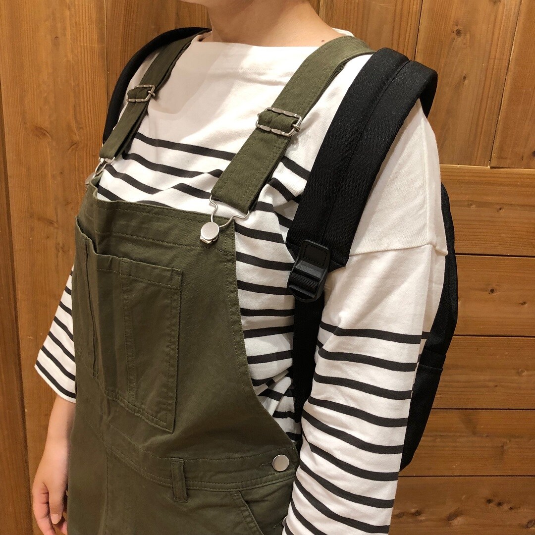 オーバーオールとボーダーのTシャツの組み合わせ