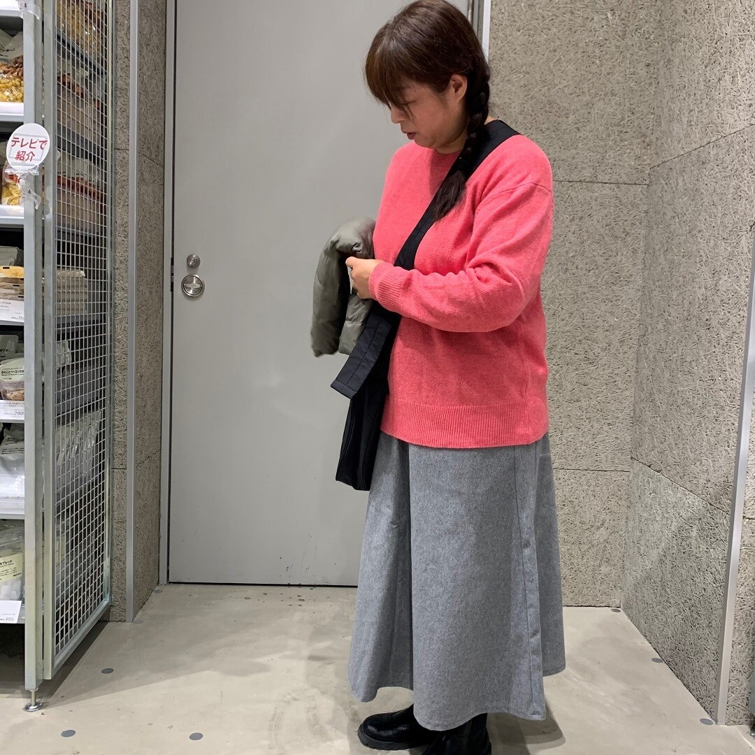 洗えるウールミドルゲージクルーネックセーター　コーデ　全身