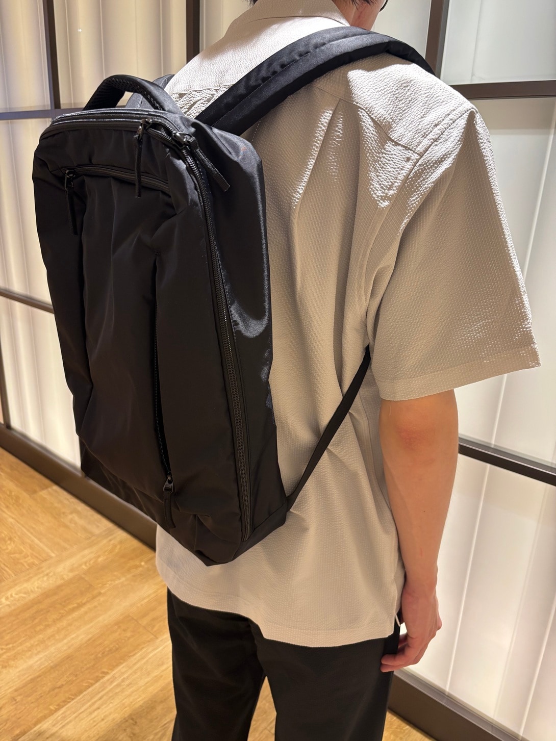 神戸阪急_風を通す紳士