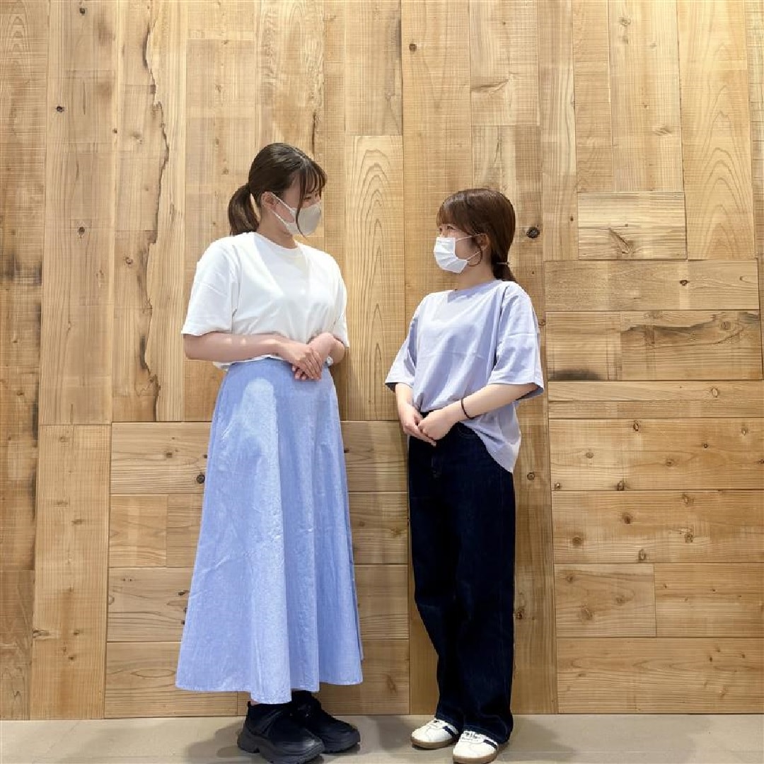 【イオンモール大高】商品を着用したスタッフが向かい合っている写真。