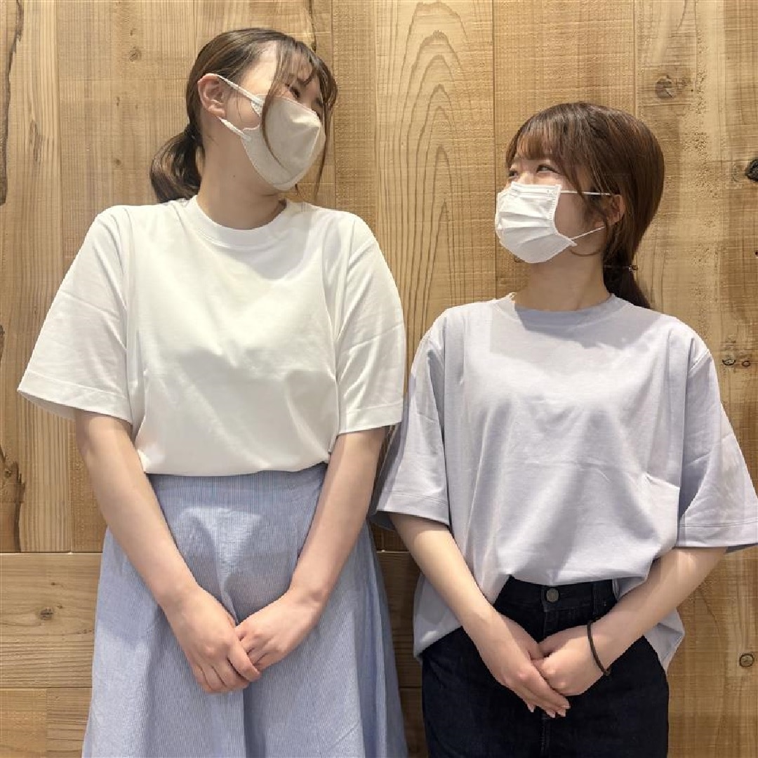 【イオンモール大高】スタッフが商品について話し合っている写真