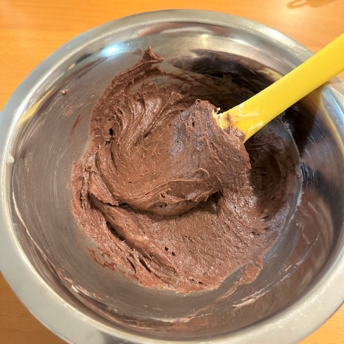 ココア生地を混ぜている画像