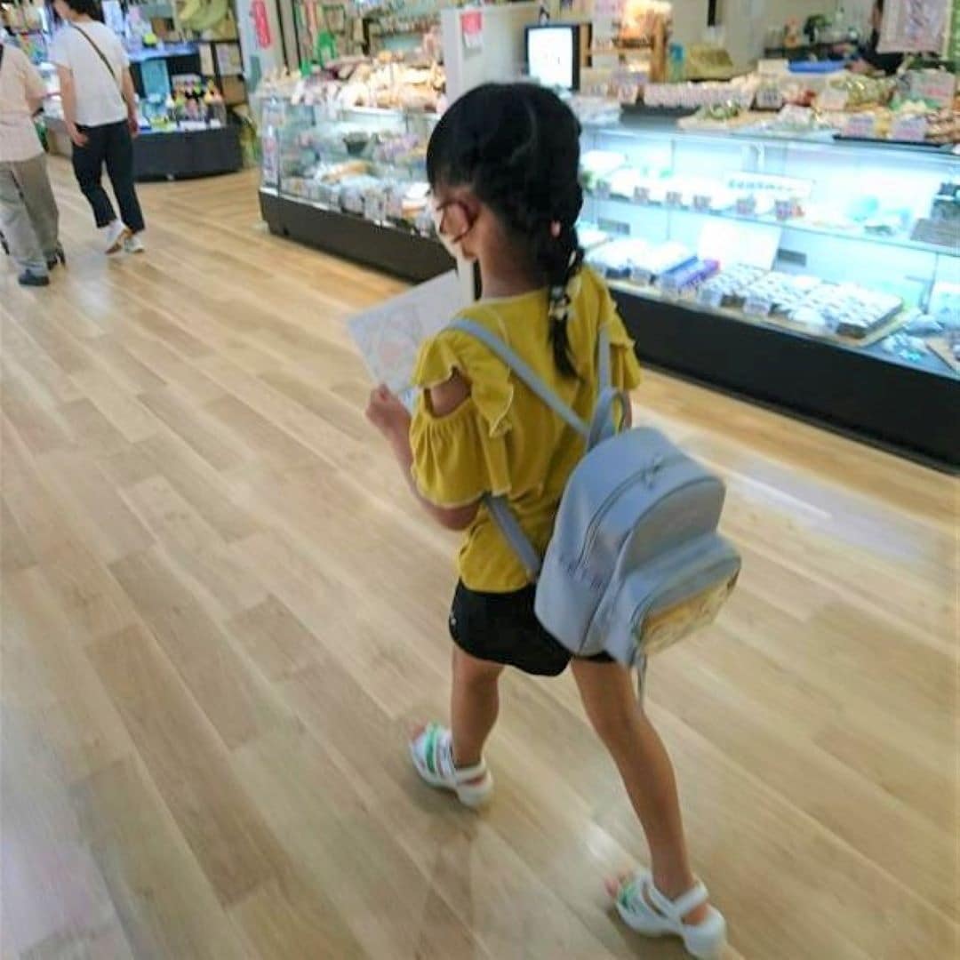 店内をめぐる女のコ