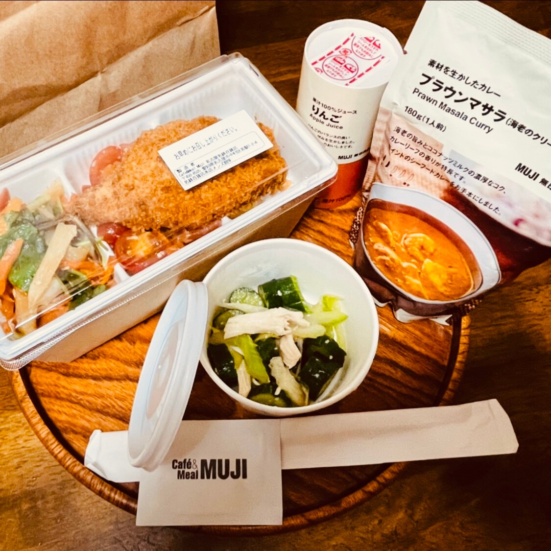 購入したデリセットとカレーを並べた写真