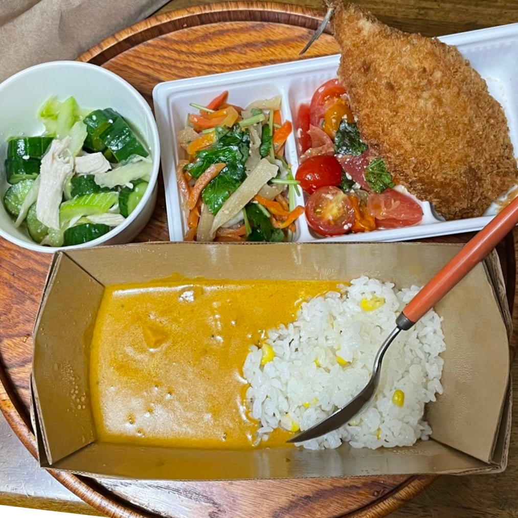 テイクアウト容器にカレーをよそった写真