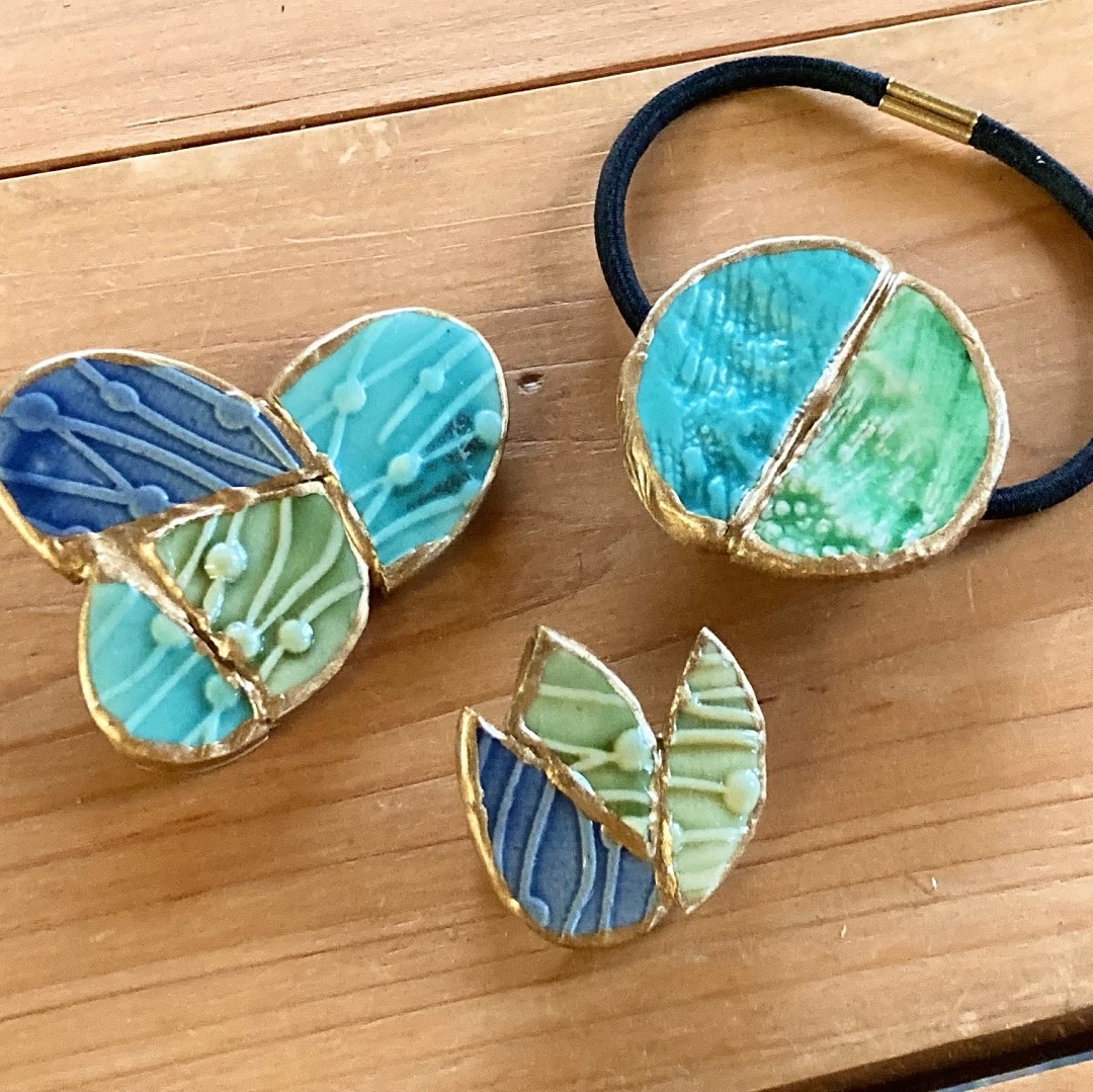 金継ぎの技法で制作したブローチの写真