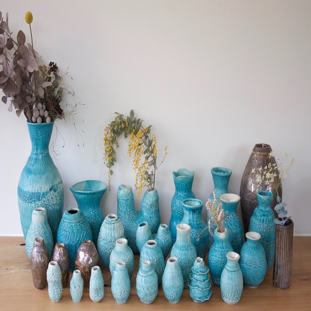 陶器を並べた画像