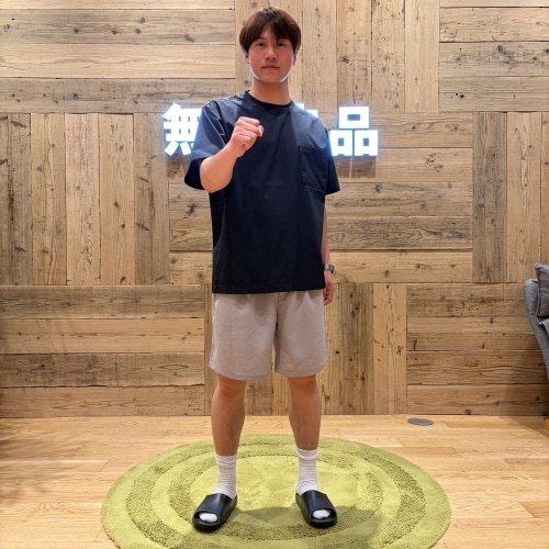 風を通すシリーズを着た男性の画像