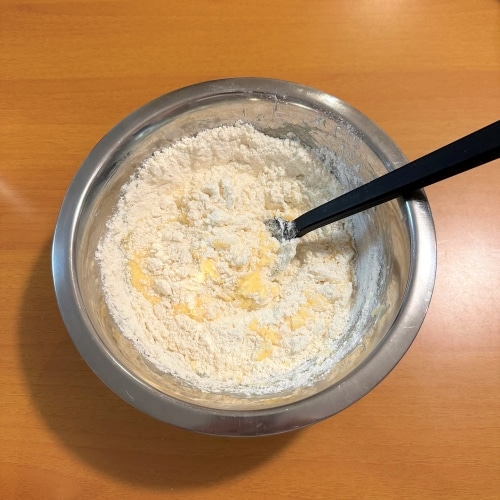 生地を混ぜている画像