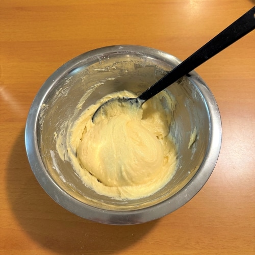 生地を混ぜている画像