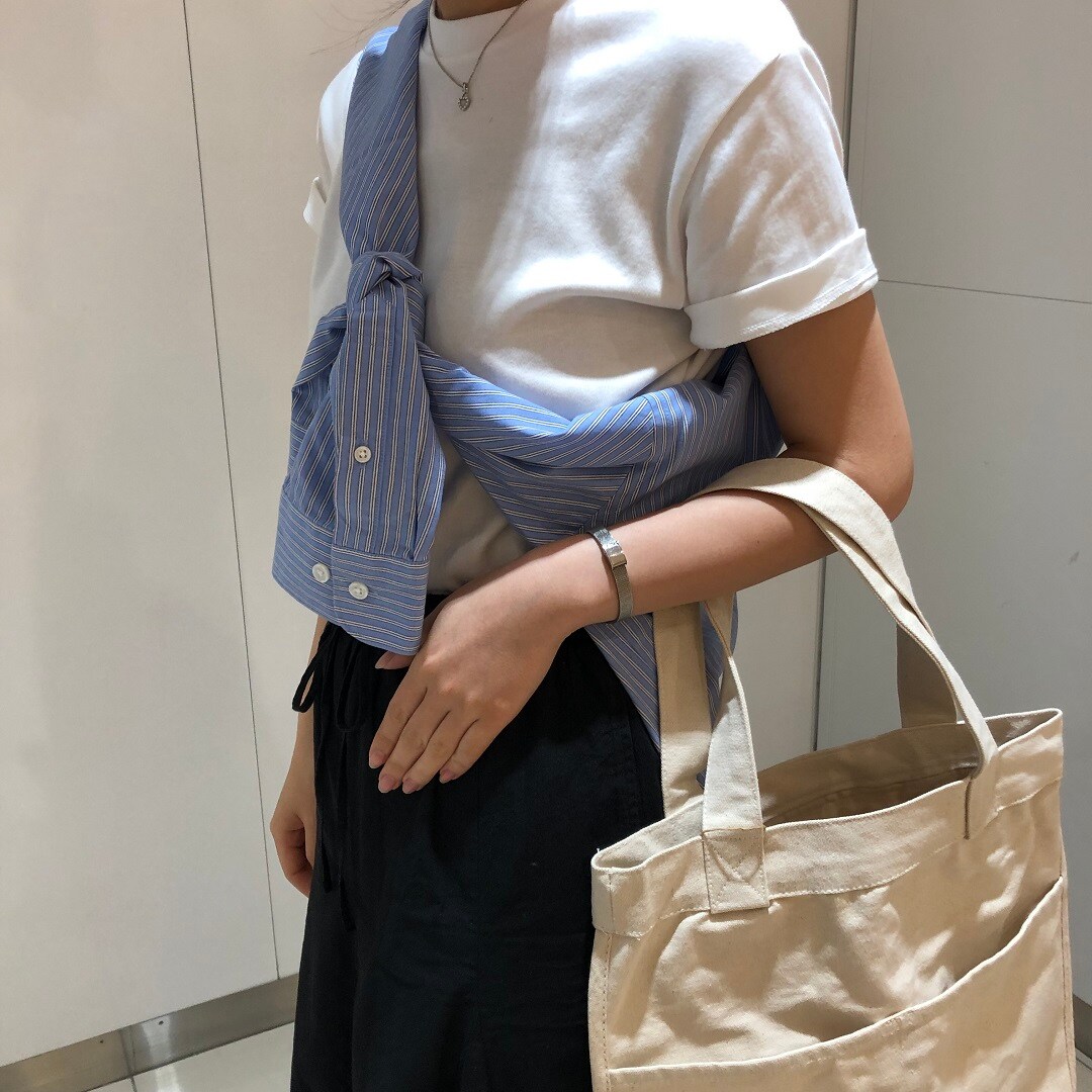 たすき掛けのシャツのアップ写真