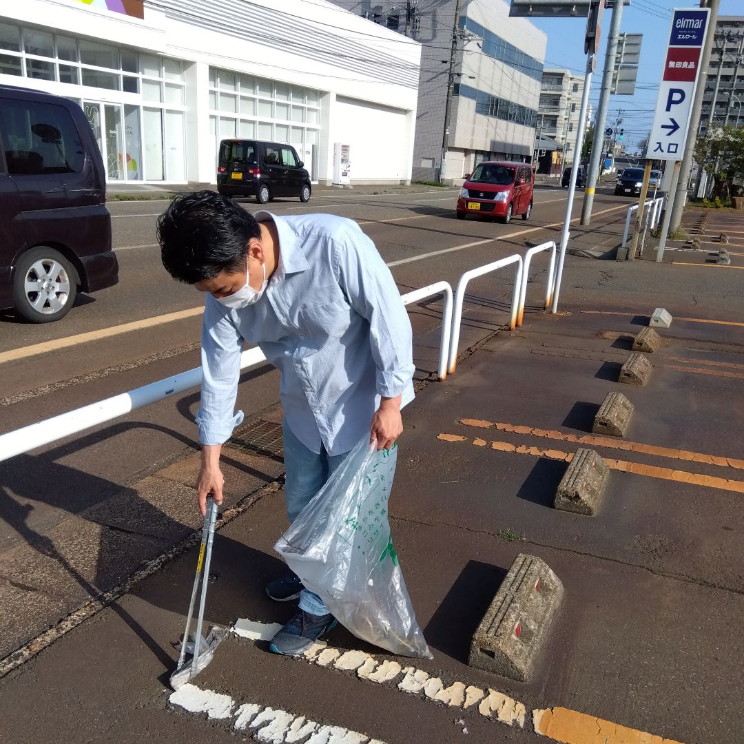 ゴミ拾い中のスタッフ