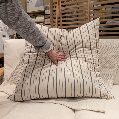 洗いざらし大判クッションの感触が分かる画像