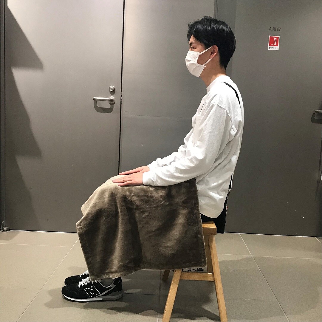 座る