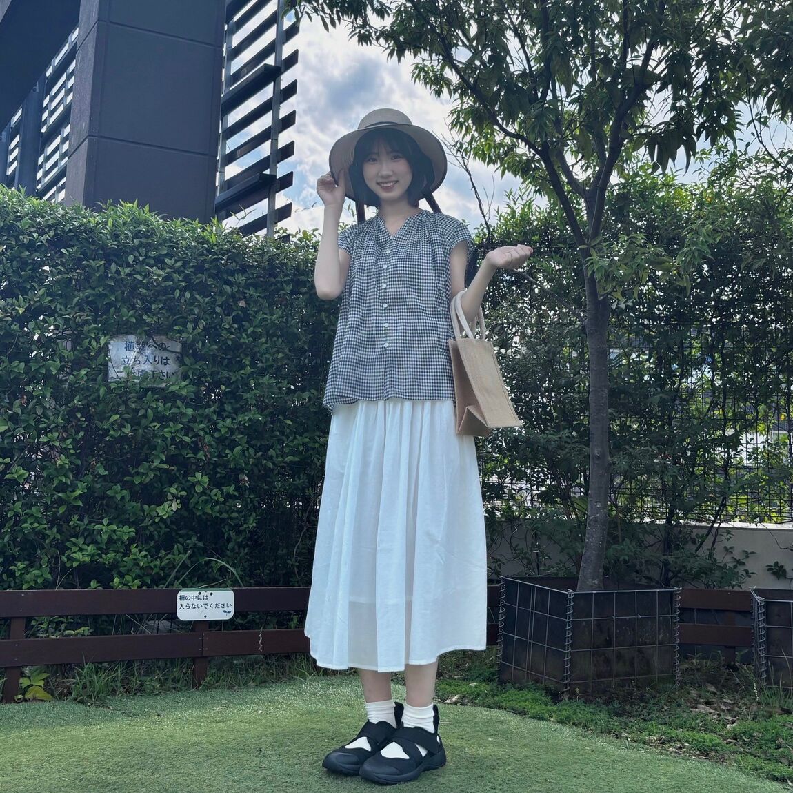 強撚ボイルシリーズをセットアップで着た女性