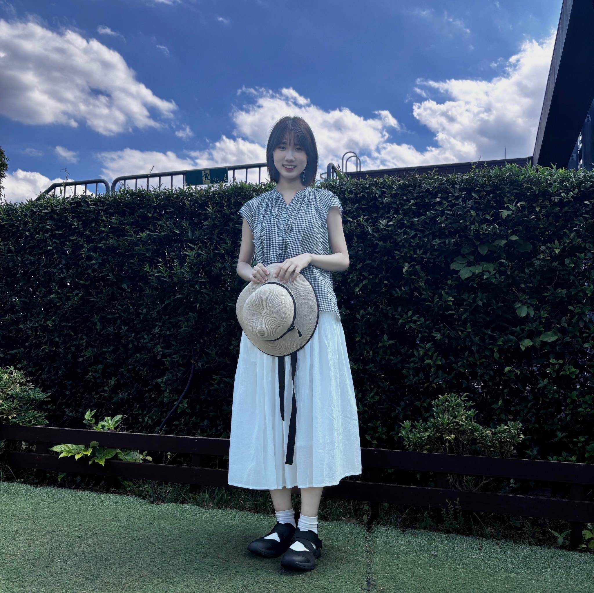 強撚ボイルシリーズをセットアップで着た女性
