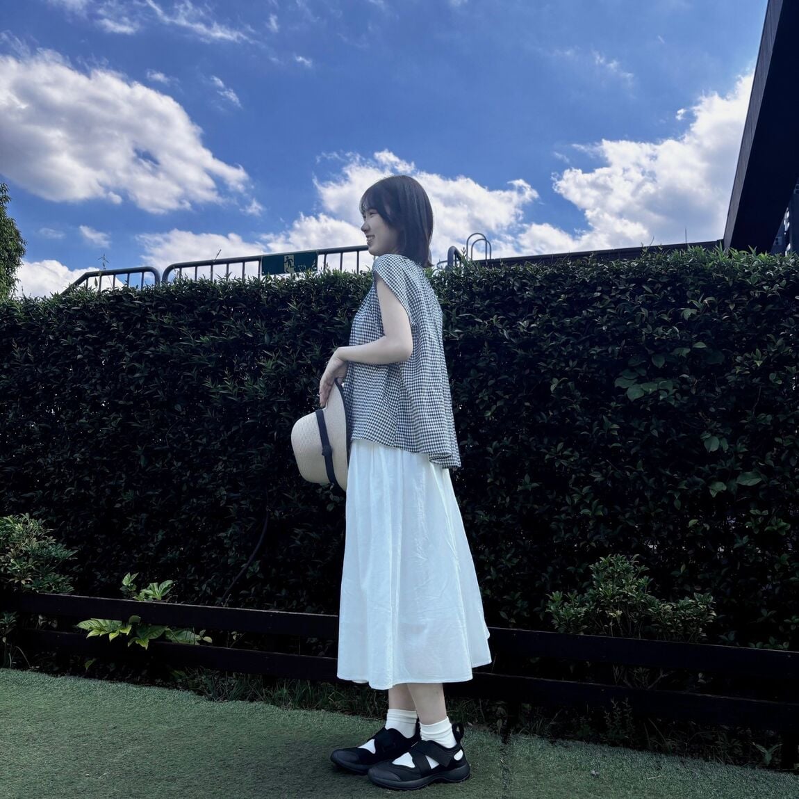 強撚ボイルシリーズをセットアップで着た女性