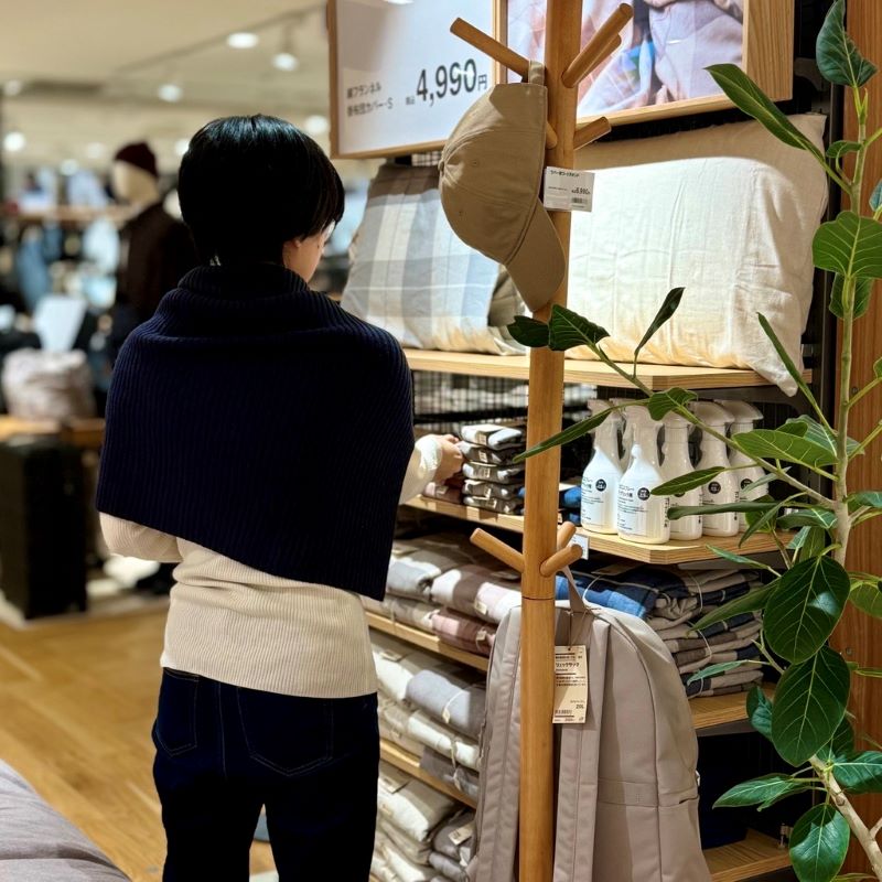 秋冬の着こなしにおすすめ、首周りのちくちくを抑えたポンチョ