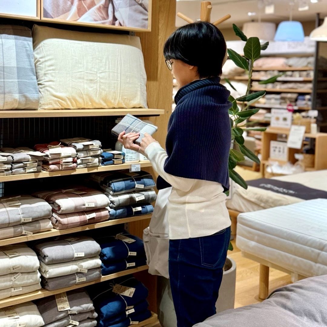 秋冬の着こなしにおすすめ、首周りのちくちくを抑えたポンチョ