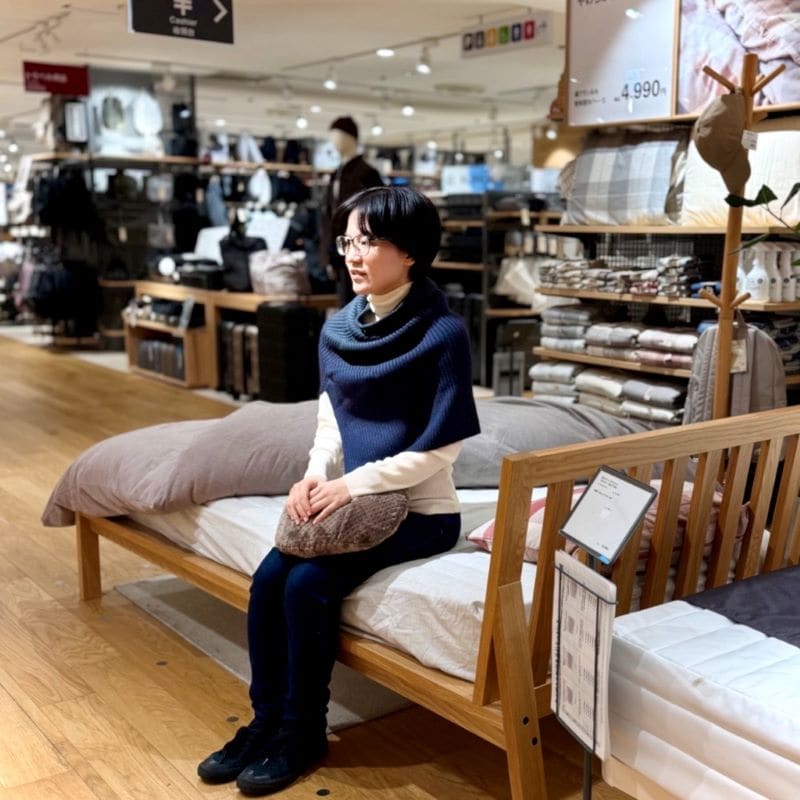 秋冬の着こなしにおすすめ、首周りのちくちくを抑えたポンチョ