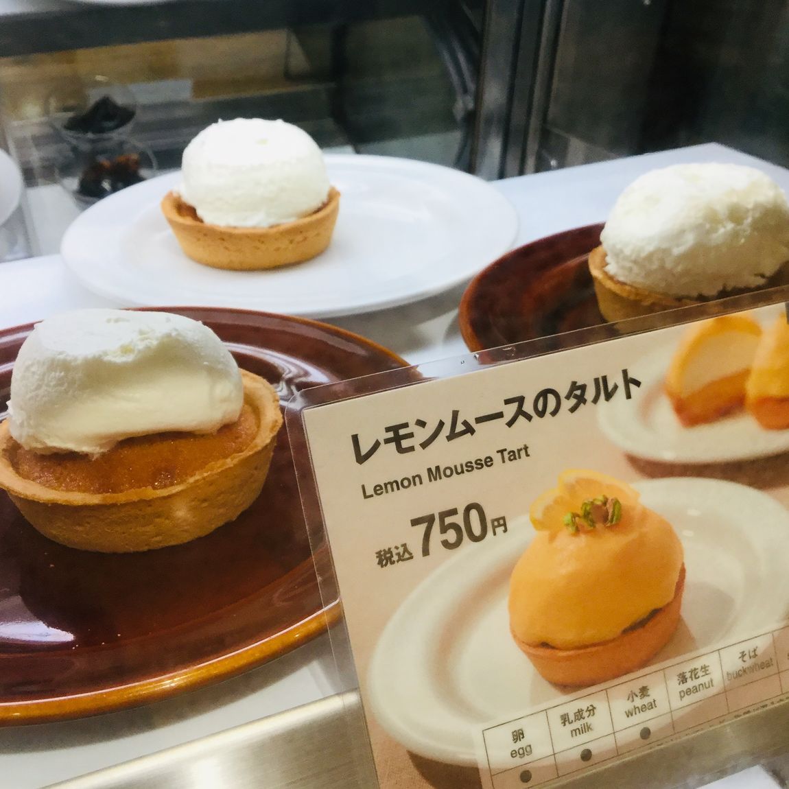 ショーケースに入ったタルトたち