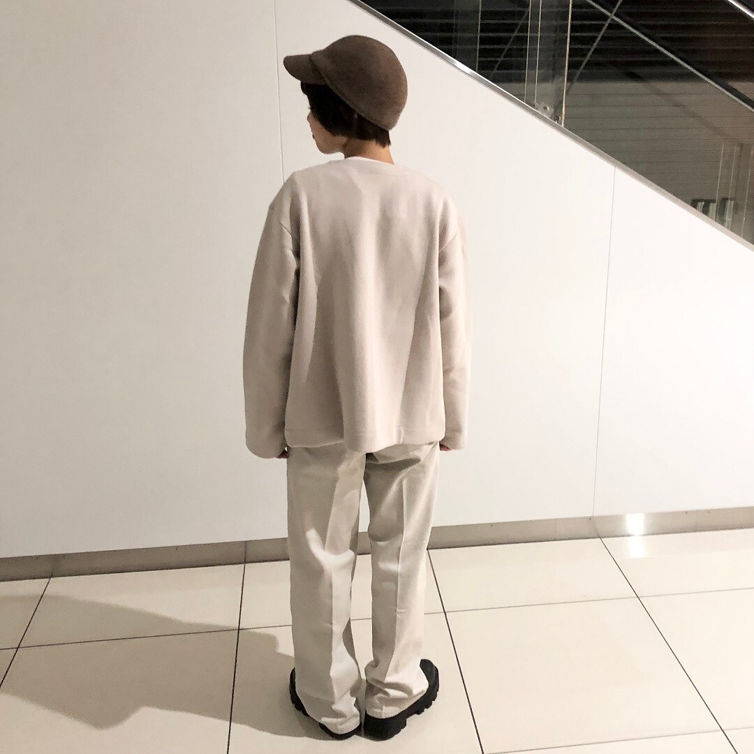 淡色コーディネートの背面の写真です