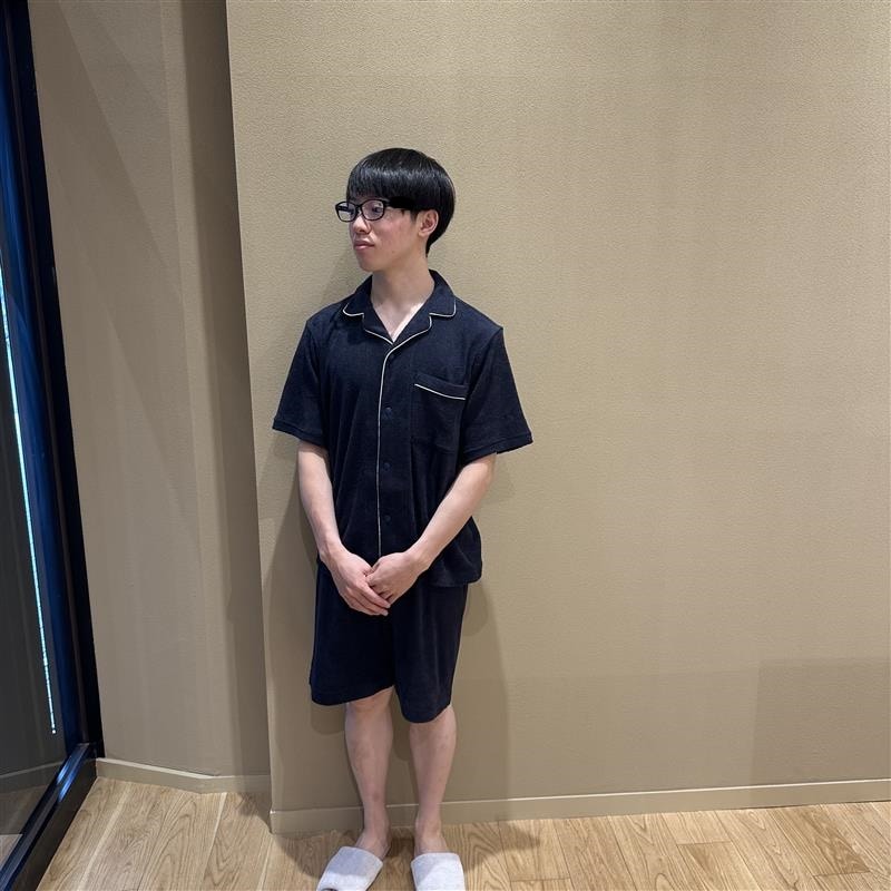 パジャマを着ている男性