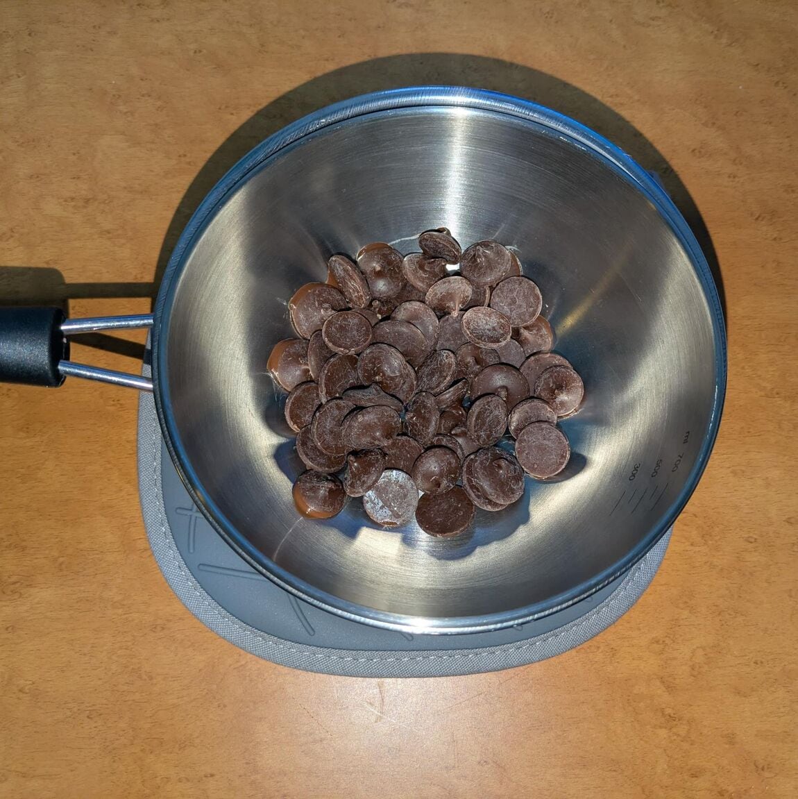 チョコレートコーチングを湯せんしている様子