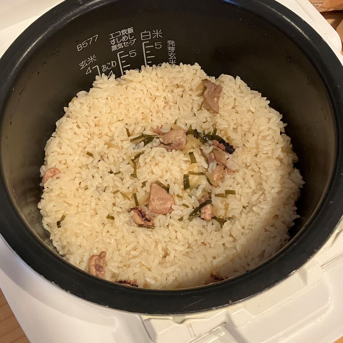 炊きあがりの炊飯器の写真