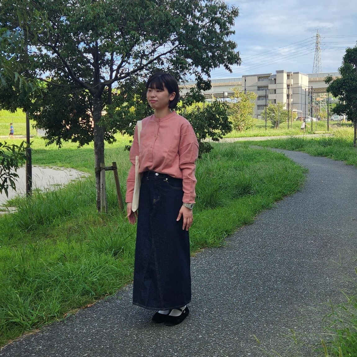 トートバッグを持っている女性