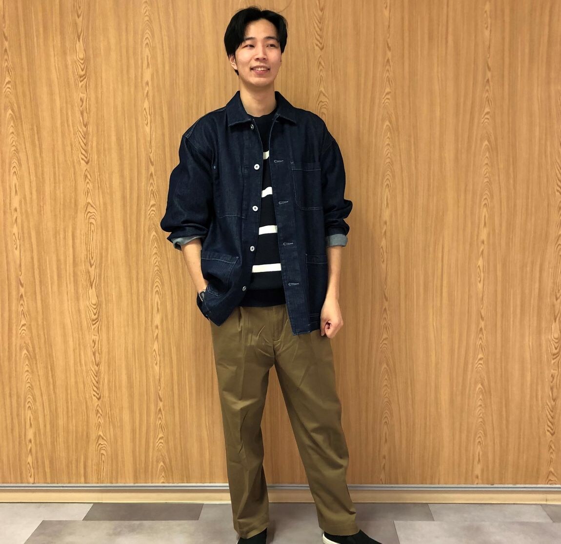 カバーオールを着た男性