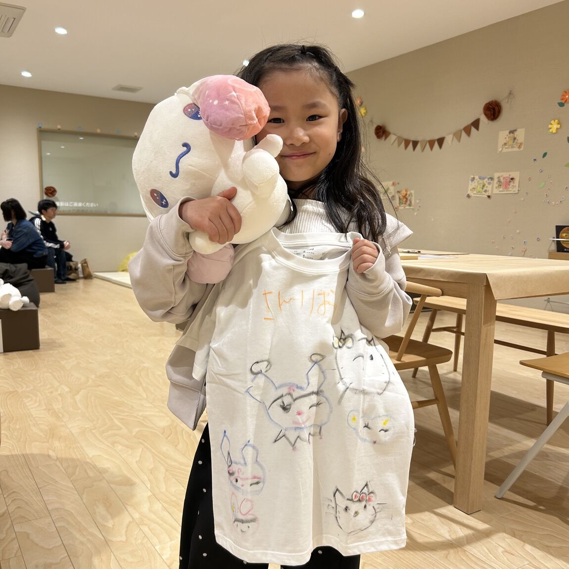 子供がTシャツを持っている様子
