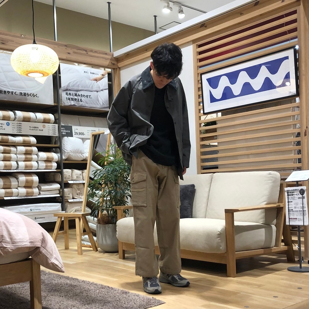 コーデュロイ衿のジャケットとカーゴパンツを使ったコーディネートです