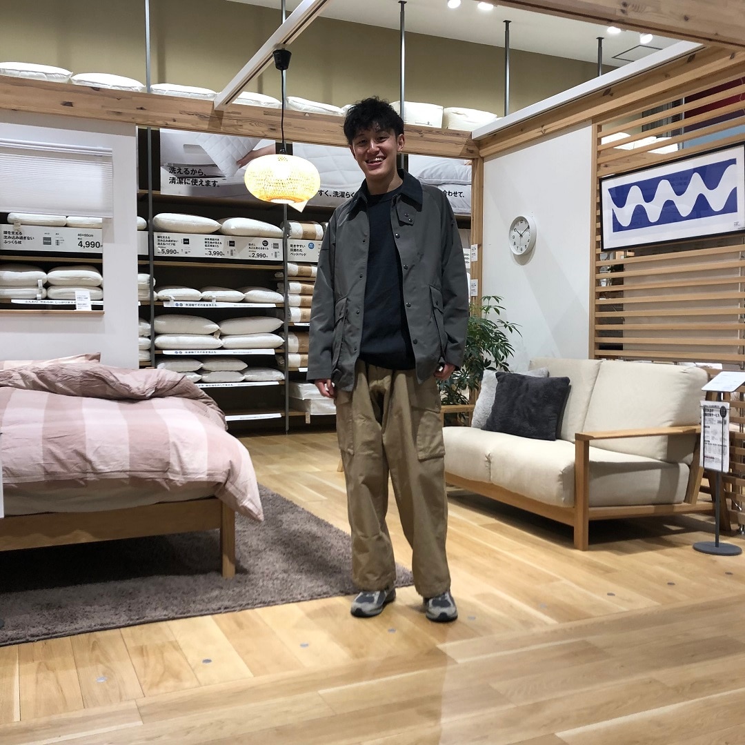 コーデュロイ衿のジャケットとカーゴパンツを使ったコーディネートです