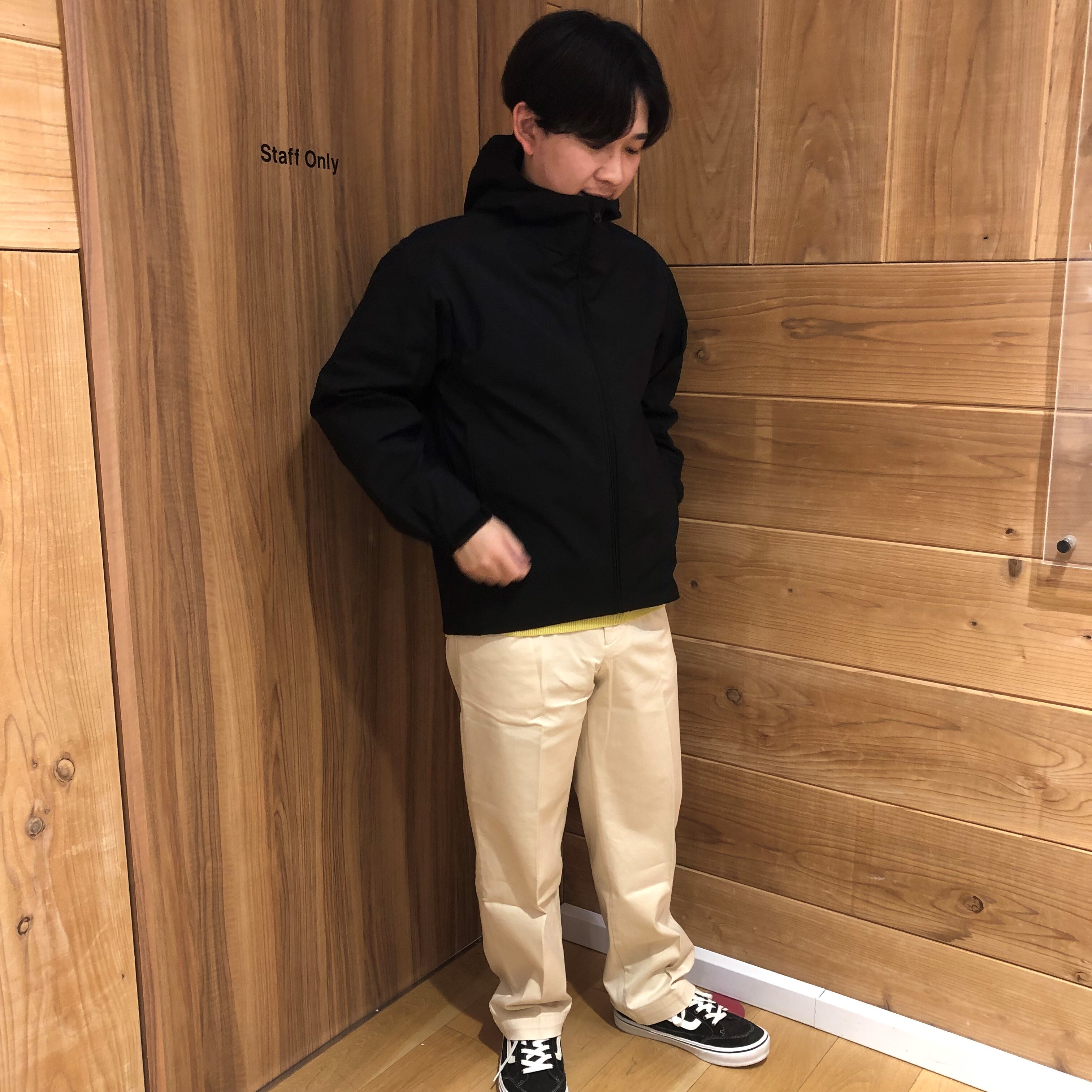 フードジャケットを着た男性