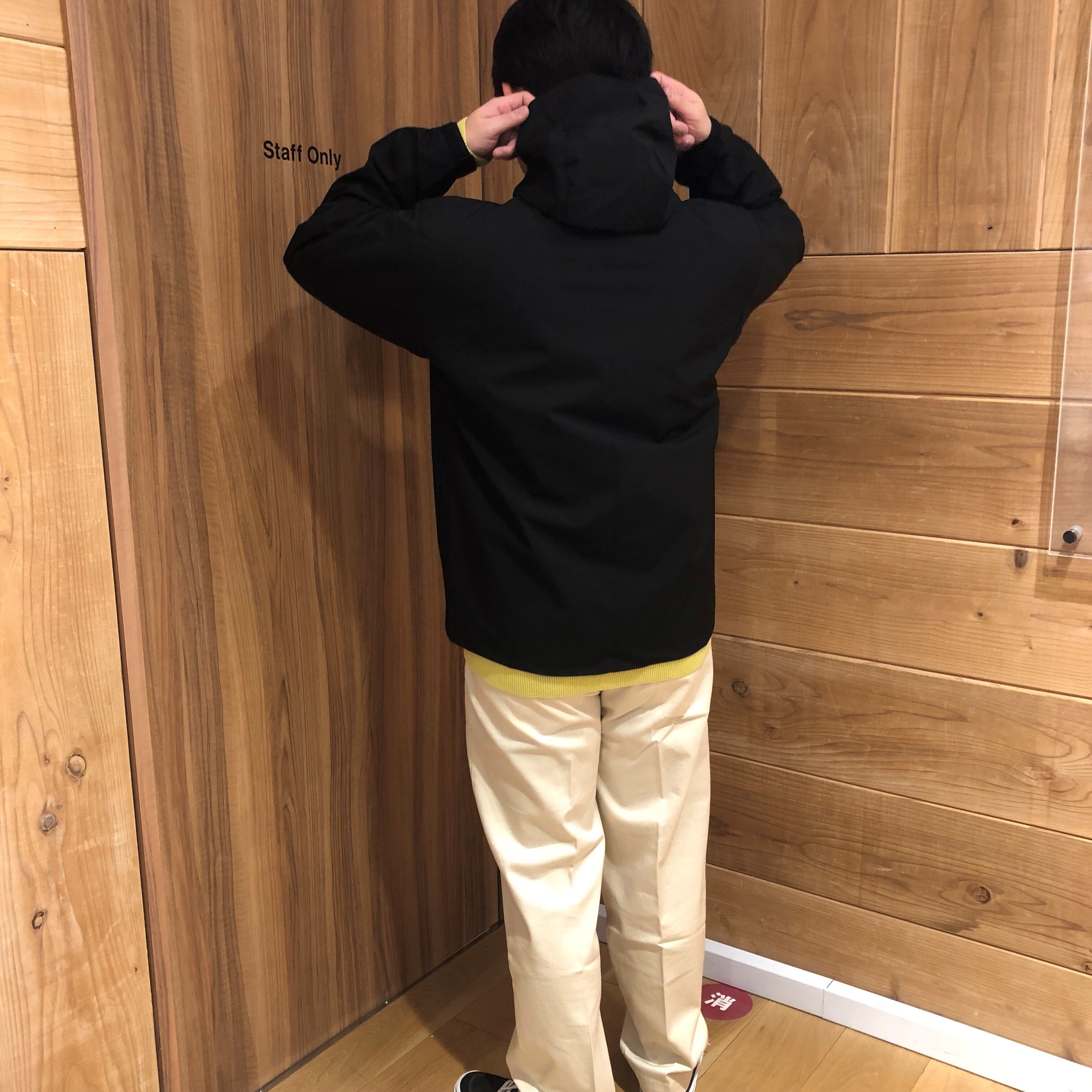 フードジャケットを着た男性