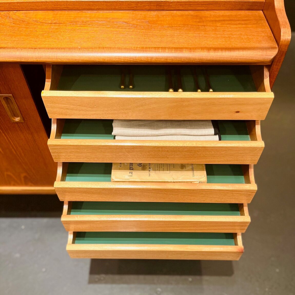 vintage bookshelf04