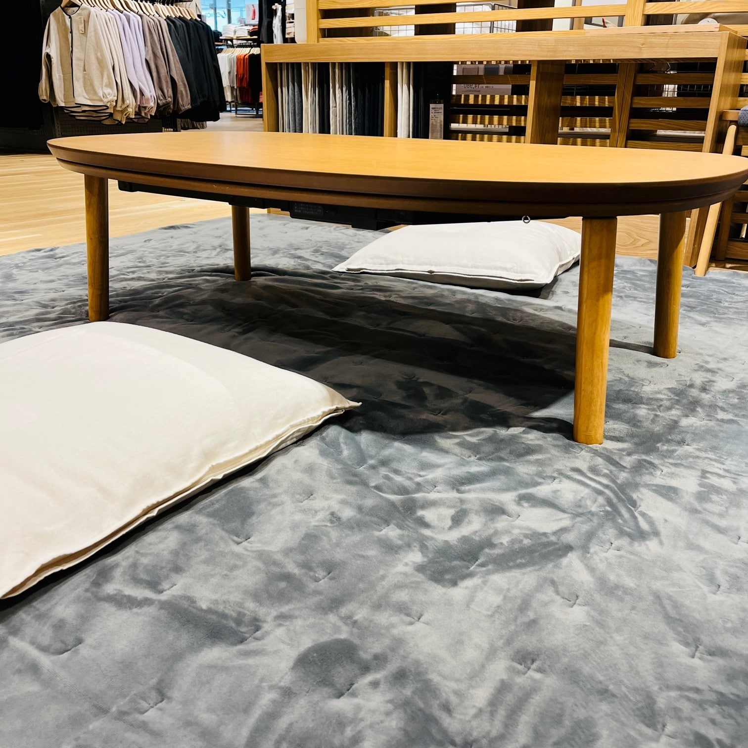 アミコ東館】「楕円こたつ」であたたかく過ごそう｜ 無印良品