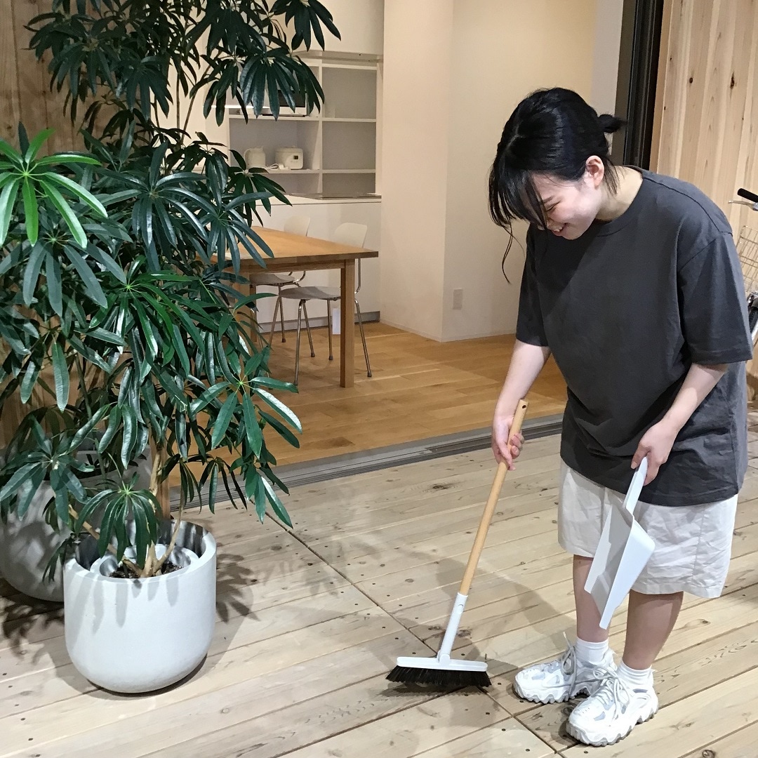 天然素材　掃除道具を持つ老人の彫刻 約15cm 無印から天然素材の掃除道具 たわしや荒神ほうき - 家電 Watch