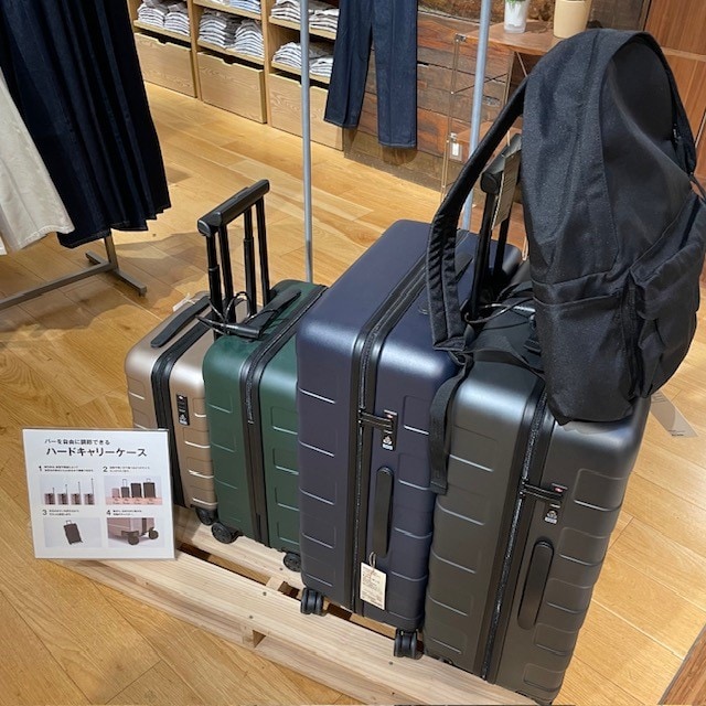 【無印良品】ハードキャリーケース紺色 20L 機内持ち込み可 Amazon | 無印良品 バーを自由に調節できるハードキャリーケース