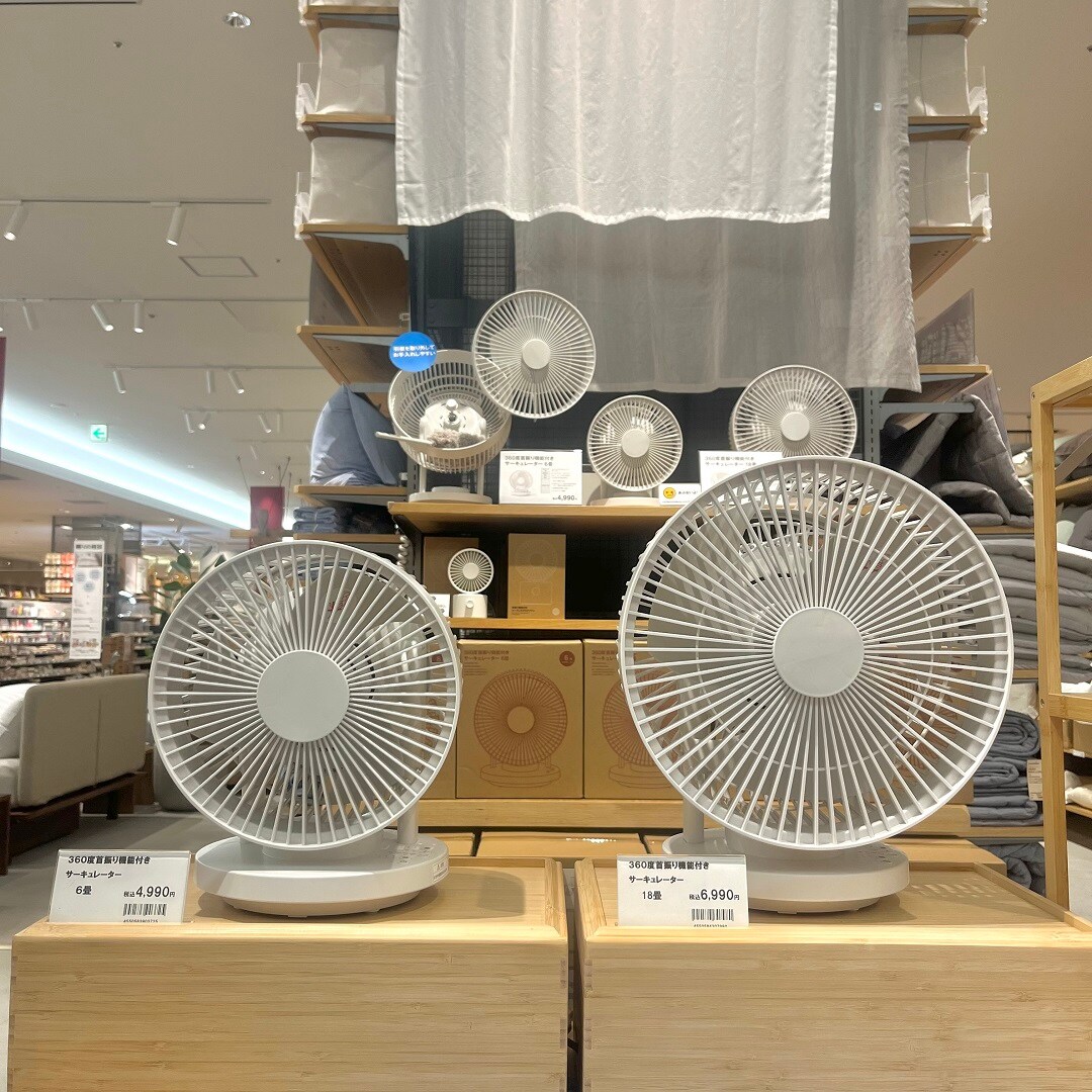 ホワイト スタンド型サーキュレーター 阪急西宮ガーデンズ】サーキュレーターで暑い夏を快適に｜無印良品
