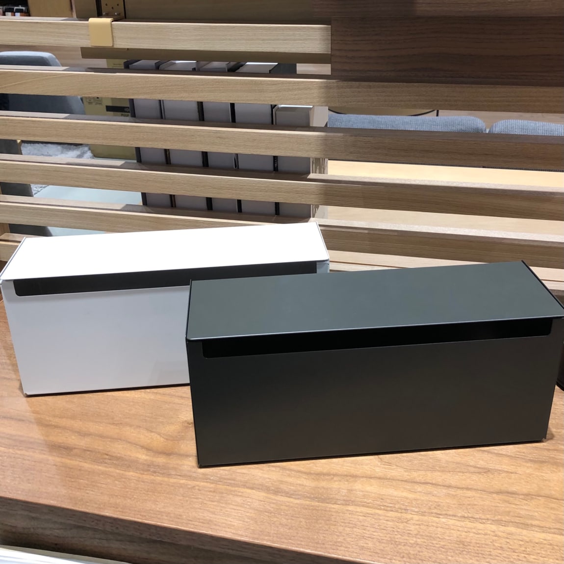 新潟河渡新町】ケーブル類をすっきり収納。新色のスチールタップ収納箱