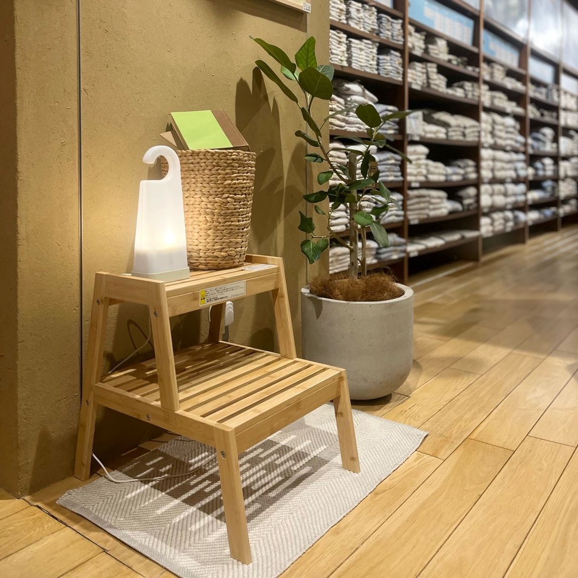 神戸BAL】ちょっと腰掛けたい時に.｜ 無印良品