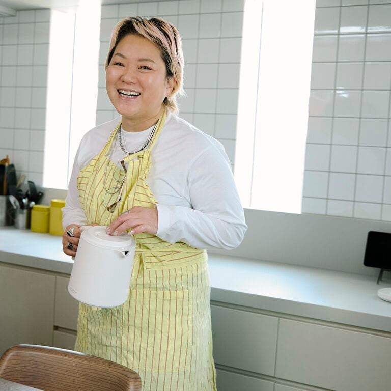 「行きついたのは白の長袖Tシャツ。何にでも合うんです」栗原友（料理家）